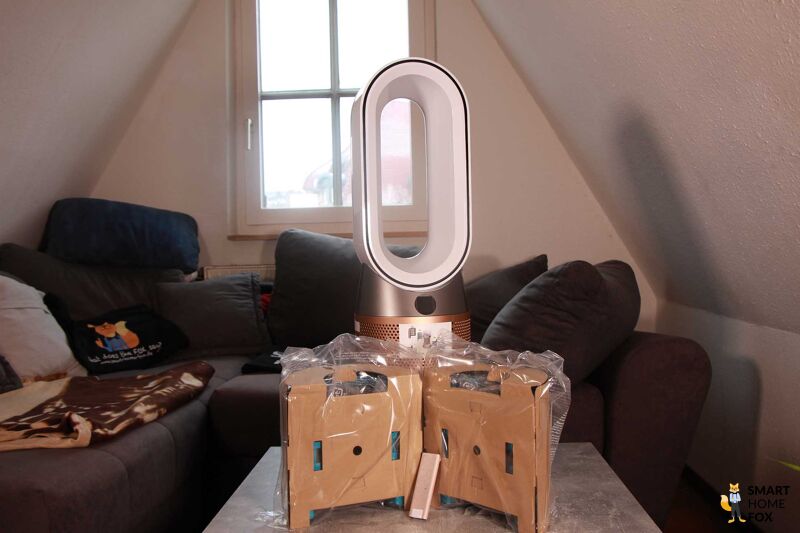 Der Lieferumfang des Dyson Purifier Hot+Cool Formaldehyde HP09 liegt auf einem Tisch.